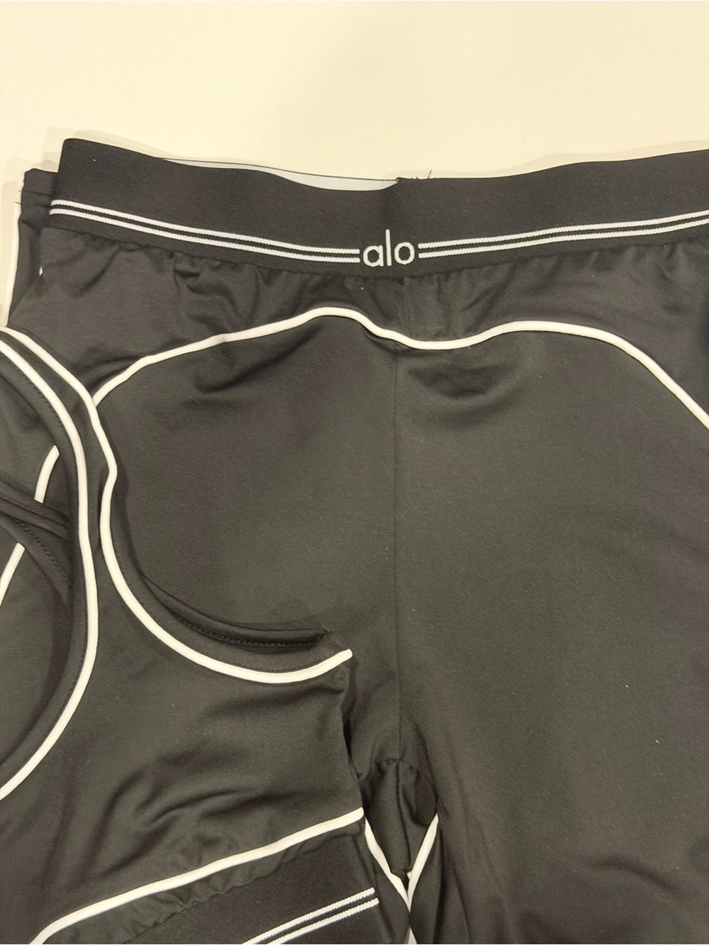 ALO Yoga Black Sports Bra and Legging Set with White Piping - Picture 5 of 6